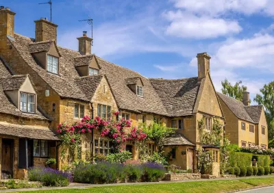 Lodge with stunning countryside views - meters from the banks of the River Avon. Hotels in 