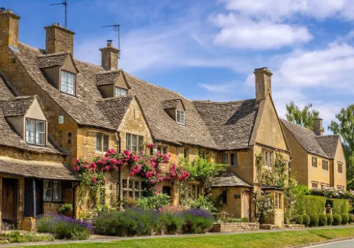 Lodge with stunning countryside views - meters from the banks of the River Avon.