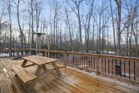 Raccoon House & Spa. Scandinavian style retreat w/ sauna and hot tub.