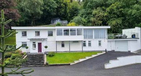 Detached 4 Bed Home, Hot Tub & Lake View - Pets OK