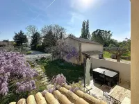 In the middle of 300 olive trees, quiet, part of a farmhouse, with 2 master suites Hotel a Cavaillon