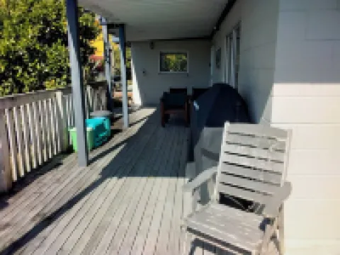 Two minutes from famous Raglan surf beaches. Access to bush track. Dogs welcome.