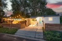 Beautiful 2B garden level w/ private outdoor deck