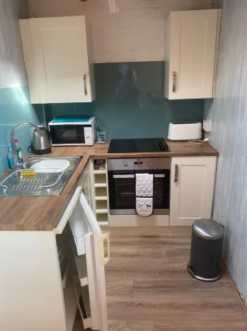 Cosy chalet with breathtaking sea views of the bay. Pet friendly.