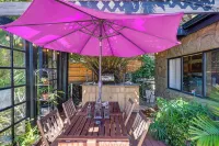 Bohemian Wonderland: Benicia Bungalow w/ Pergola! - 3 stjerner