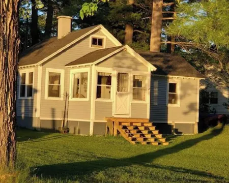 Cozy Cottage on Togus Pond Hotels in Augusta