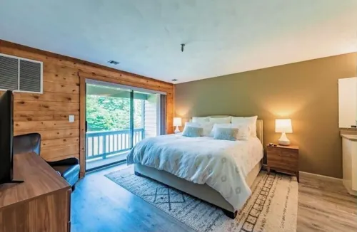 Ski in/Ski out Modern Chic Condominium