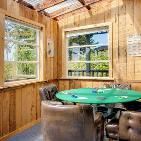 Waterfront Coos Bay Retreat w/ Kayaks!
