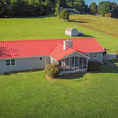 Adjacent to South Holston River. Pet/smoke free!  Great fishing! Close to BMS!