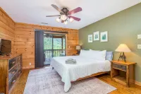 Spacious Large Cabin Lake Lure & Chimney Rock Hot Tub, Game Room, Sleeps 10