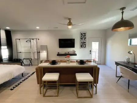 1-BR guest house steps from Meteor/downtown square