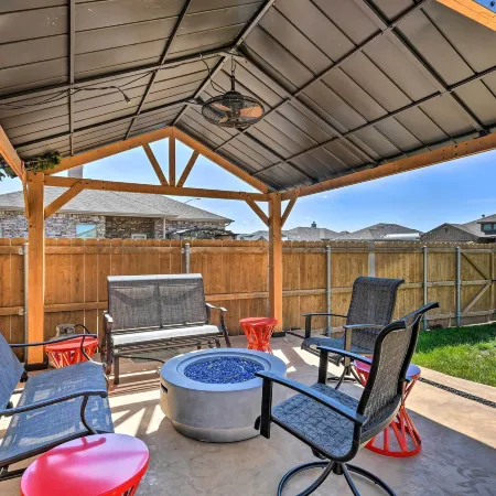 Modern Amarillo House w/ Fire Pit + Hot Tub!