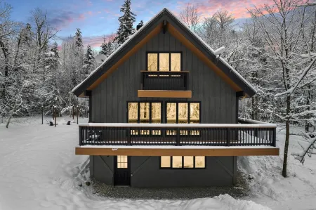 Hot Tub, Game Room, Fire Pit, Dog Friendly, 8 Minutes to Ski Mount Snow