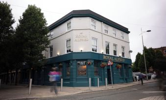 The Royal Alfred - Opposite Central Train Station