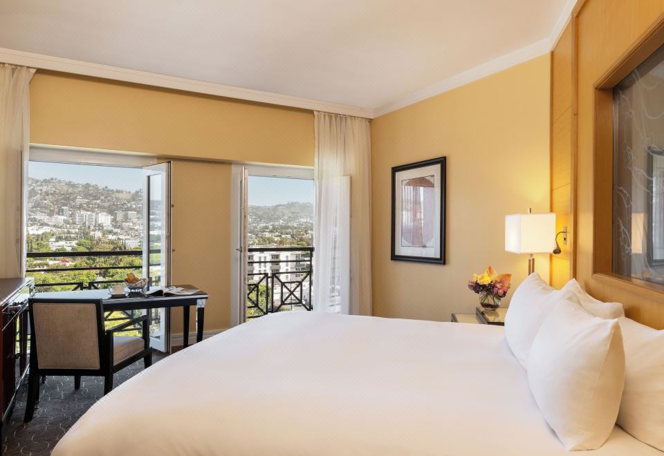 [소피텔 엘에이 앳 비벌리 힐스의 세련된 객실]