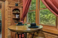 Romantic Smoky Mountain Cabin with Hot Tub 15 Minutes to Pigeon Forge&Dollywood