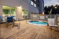 Holiday Inn Express & Suites QUEENSBURY - LAKE GEORGE AREA by IHG - Hot Tub