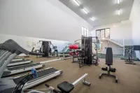 Pier 21 Riverside Apartment Hotel - С тренажерным залом