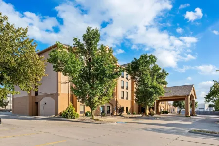 Days Inn & Suites by Wyndham Cedar Rapids Отели в г. Робинс