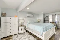 Galveston Getaway w/ Shared Yard, Walk to Seawall!