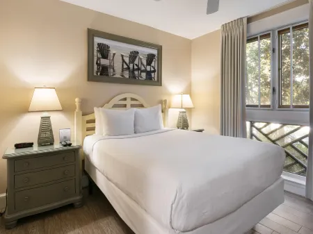 Pool Oasis and Steps to Vibrant Village - Spacious Charming Haven Отели рядом с достопримечательностью «Silver Sands Premium Outlets»