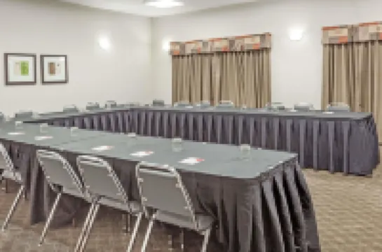 Ramada by Wyndham Drayton Valley Hotels in Drayton Valley