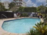 Beachside 2-Bed House with Pool, Courtyard & BBQ Hotels in Sunshine Beach