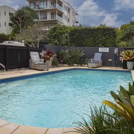 Beachside 2-Bed House with Pool, Courtyard & BBQ