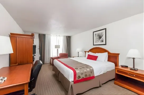 Iberia House & Suites