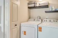 2 Mi to UF Campus: Modern Condo w/ Pool Access! - Condos
