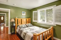 Deck w/ Hot Tub: Ashton 'Cozy Cub Cabin' - Wifi