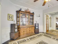 Quaint Beverly Townhome Walk to Beach and Downtown! Hotels in Beverly