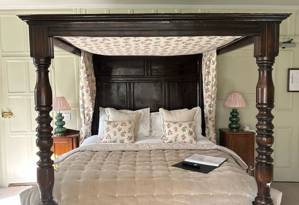 Ravenwood Hall Hotel - Housity