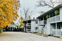 ROMANTIC TOP FLOOR, DOWNTOWN NESTING w KING BED & WATER VIEW OF MT. BALDHEAD