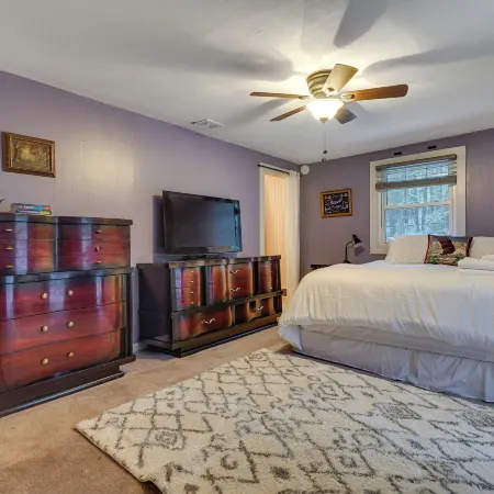 3 Mi to Mount Snow: Spacious West Dover Home