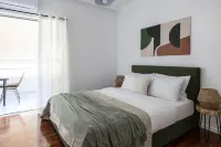Stylish 1BR Retreat Near Alimos Beach Tram - 4-Star
