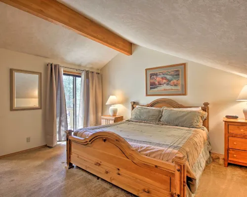 Sunriver Home w/ Hot Tub & 8 Sharc Passes โรงแรมในซันริเวอร์