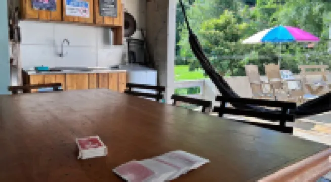 帶泳池、燒烤和桌球桌的房子