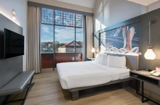 Best Western Plus Dragon Gate Inn Hôtels à proximité de : La Plaza de Cultura Y Artes