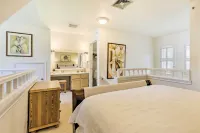 Lovely Norwich Villa, on Golf Course w/ Amenities! - Parkplatz