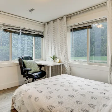 Walk to Beach and Lake Access Cozy Redmond Apt! Отели в г. Редмонд