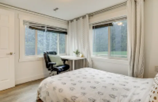 Walk to Beach and Lake Access Cozy Redmond Apt!