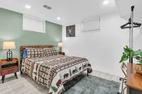 Cozy Den Retreat - Hot Tub - Game Room - BBQ - Fire Pit Min to Downtown Denver