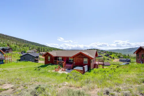 Beaver Lodge 5 Bedroom Home - Parking