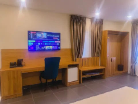 C & C Luxury Suites