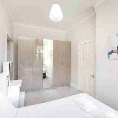 Elegant 2-Bed Flat with Edinburgh Charm Rooms