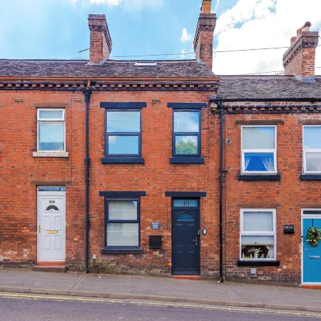 Cozy 3-Bed Home by 53 Degrees Property, Perfect for Business & Groups!
