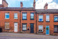 Cozy 3-Bed Home by 53 Degrees Property, Perfect for Business & Groups!