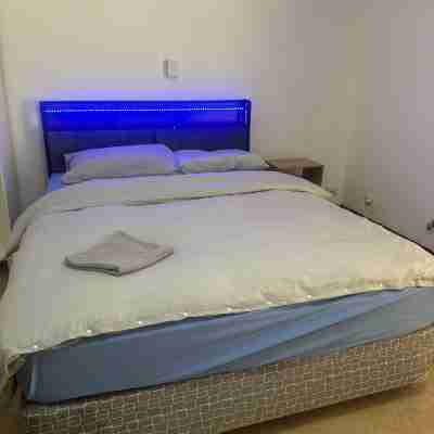 Cozy room near airport Rooms