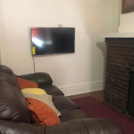 Lovely 1BR apartment in charming downtown Albion